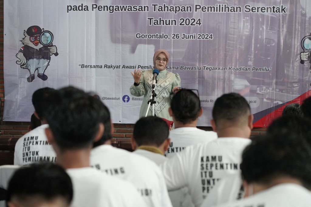 Anggota Bawaslu RI, Lolly Suhenty, memberikan pemaparan dalam acara peluncuran Posko Kawal Hak Pilih secara serentak di seluruh Indonesia. Peluncuran dilakukan di Gorontalo, Rabu (26/6/2024). 