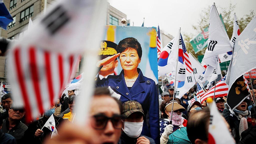 Pendukung mantan Presiden Korea Selatan,  Park Geun-hye, berkumpul di luar kantor pengadilan setelah pengadilan di Korsel memvonis Park dengan hukuman penjara 24 tahun di Seoul, Korsel, Jumat (6/4/2018). 
