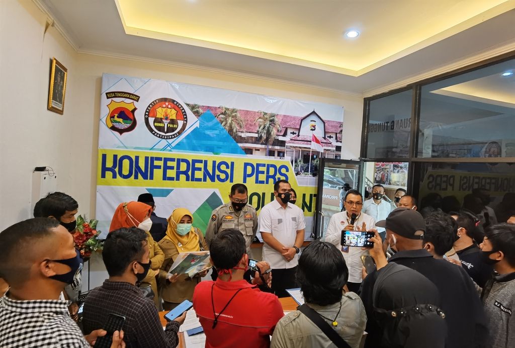 Konferensi pers terkait kasus pengiriman perempuan pekerja migran Indonesia yang tidak sesuai prosedur di Kantor Polda Nusa Tenggara Barat, Senin (21/12/2020). Ada sembilan perempuan yang hendak ditempatkan sebagai pekerja migran Indonesia di Singapura kembali dipulangkan ke NTB karena pengiriman mereka tidak sesuai prosedur.