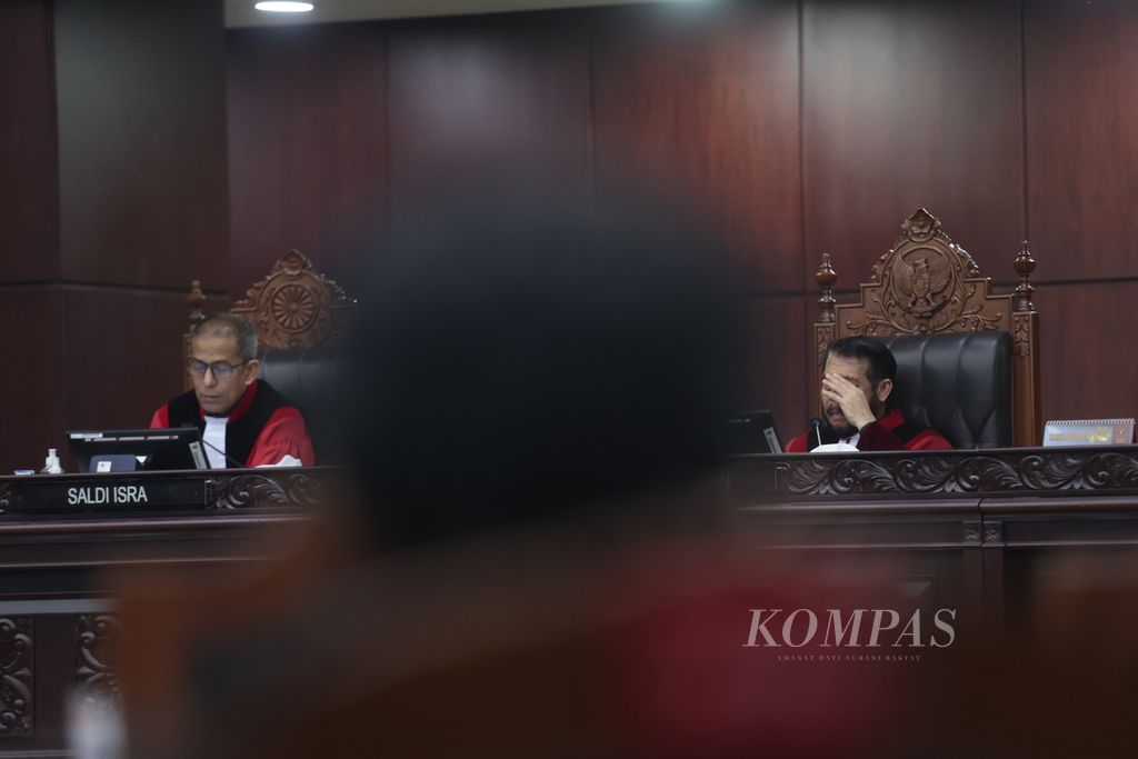 Hakim Konstitusi Anwar Usman (kanan) dan Saldi Isra menyimak sidang pengujian materiil Undang-Undang (UU) Nomor 7 Tahun 2017 tentang Pemilihan Umum di Mahkamah Konstitusi, Jakarta, Selasa (1/8/2023). 