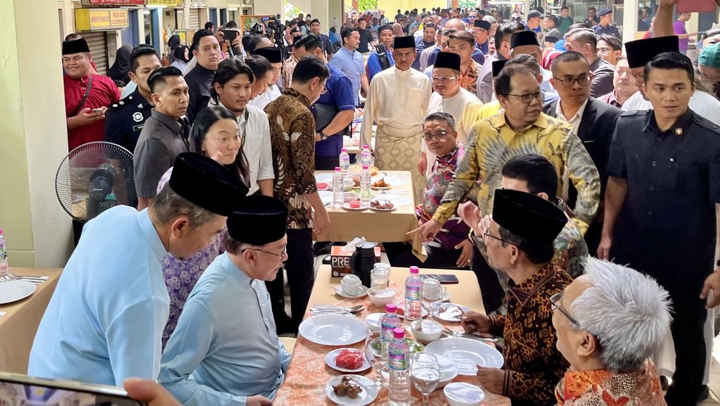 Perdana Menteri Malaysia Anwar Ibrahim makan siang bersama Menteri Koordinator Bidang Politik, Hukum, dan Keamanan Mahfud MD di Pusat Penjaja Jalan Duta, Kuala Lumpur, Jumat (8/12/2023). 