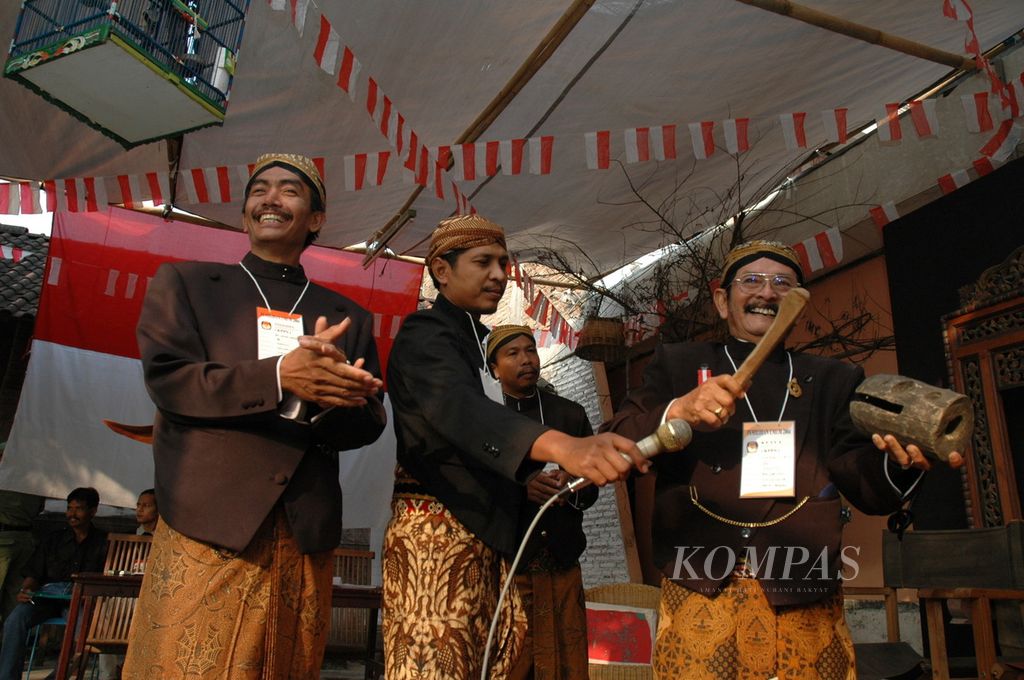 The atmosphere during the presidential and vice-presidential elections at Polling Station 86, Banjarsari, Solo on Monday (5/7/2004) was lively as almost all of the personnel at TPS 86 were wearing traditional Javanese clothing.