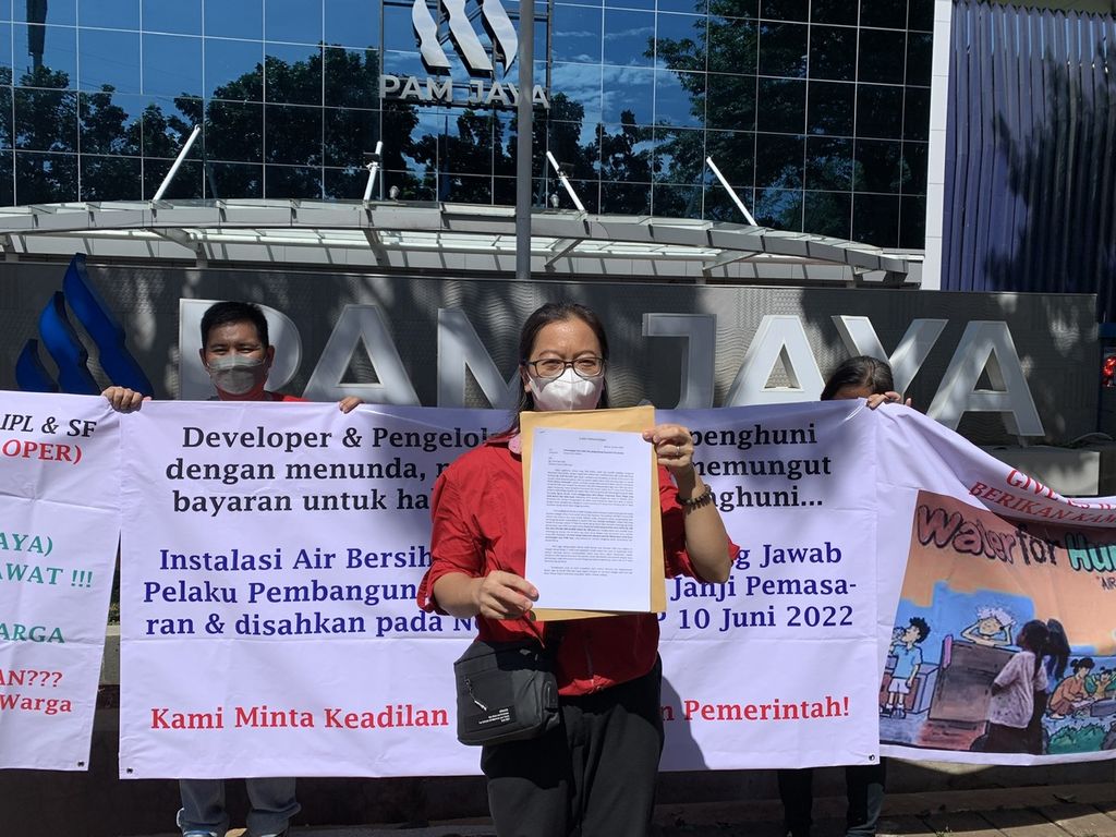 Penghuni Rusunami City Garden Cengkareng melakukan aksi di depan kantor PAM Jaya, Jakarta Pusat, Senin (17/4/2023). Mereka berharap PAM Jaya bisa membantu percepatan penyediaan akses air bersih.