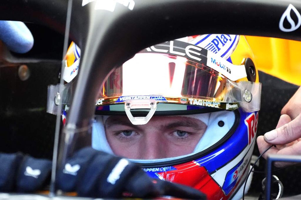 Pebalap Red Bull Racing, Max Verstappen, bersiap meninggalkan <i>pit lane</i> saat sesi kualifikasi Grand Prix Formula 1 seri Australia di Sirkuit Albert Park, Melbourne, Sabtu (23/3/2024). 
