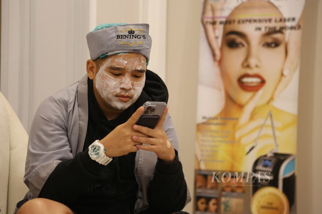 Klien menggunakan masker anestesi menunggu giliran perawatan wajah dengan laser di klinik kecantikan kulit Bening’s Clinic di Kelapa Gading, Jakarta Utara, Kamis (20/1/2022). 