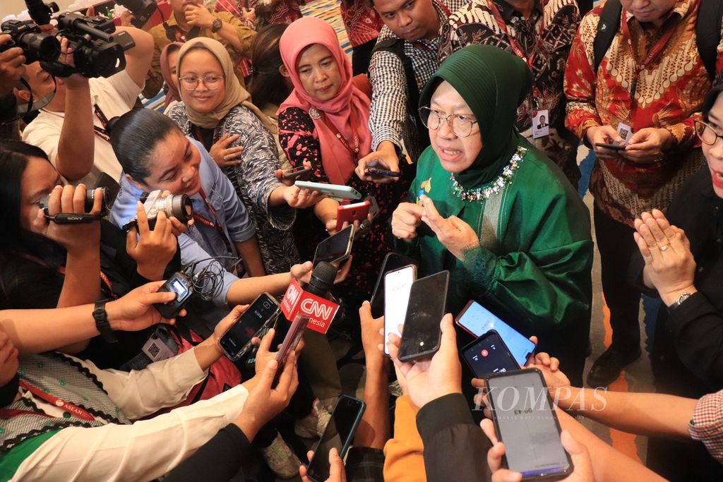 Menteri Sosial RI Tri Rismaharini saat diwawancarai wartawan setelah acara Forum Tingkat Tinggi Menteri Sosial se-ASEAN di Makassar, Sulawesi Selatan, Rabu (11/10/2023).