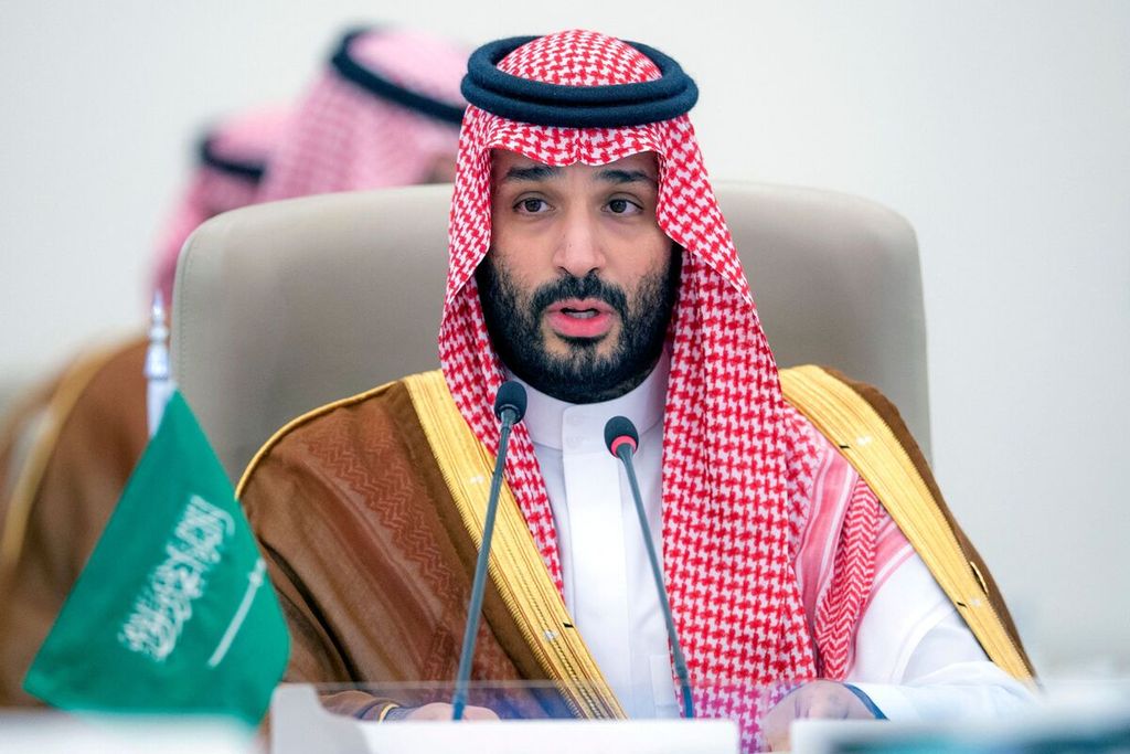 Putra Mahkota Kerajaan Arab Saudi Pangeran Mohammed bin Salman berbicara dalam Konferensi Tingkat Tinggi Dewan Kerja Sama Negara-negara Arab di Teluk (GCC) dengan Asia Tengah di Jeddah, 19 Juli 2023. Foto diedarkan oleh kantor berita nasional Arab Saudi, SPA. 