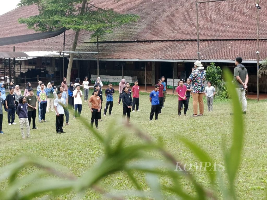 Sejumlah anak muda beraktivitas di lapangan saat mengikuti <i>youth camp</i> atau perkemahan anak muda bertema ”Save Environment, Save Life”, Sabtu (10/8/2024), di sebuah penginapan di Kabupaten Semarang, Jawa Tengah. 