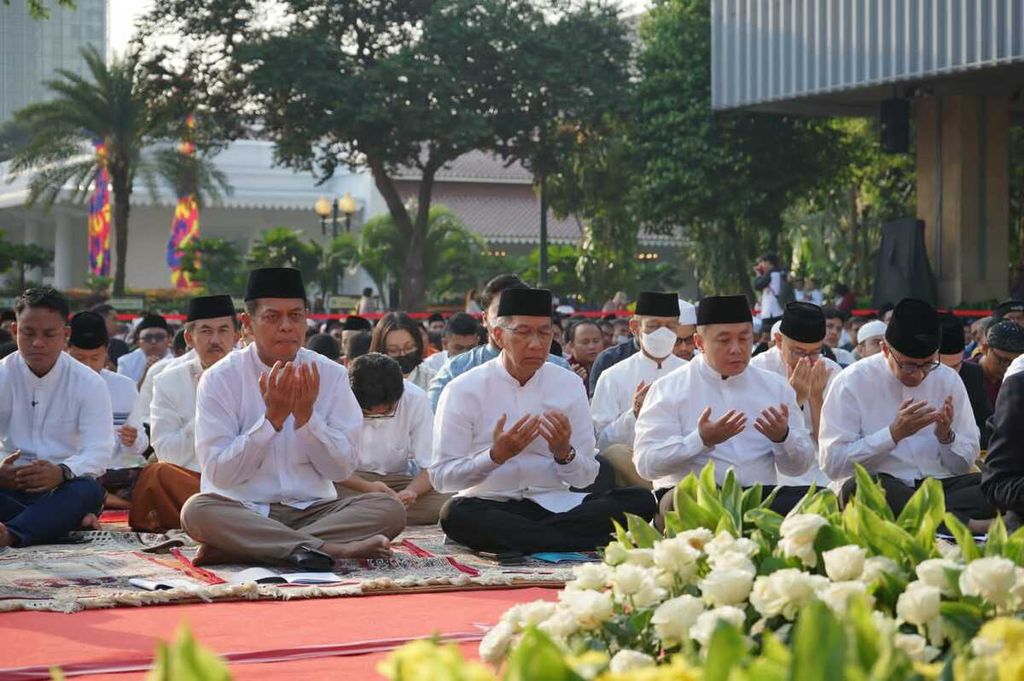 Penjabat Gubernur DKI Jakarta Heru Budi Hartono melaksanakan shalat Idul Fitri 2023 di Balai Kota DKI Jakarta, Sabtu (22/4/2023).