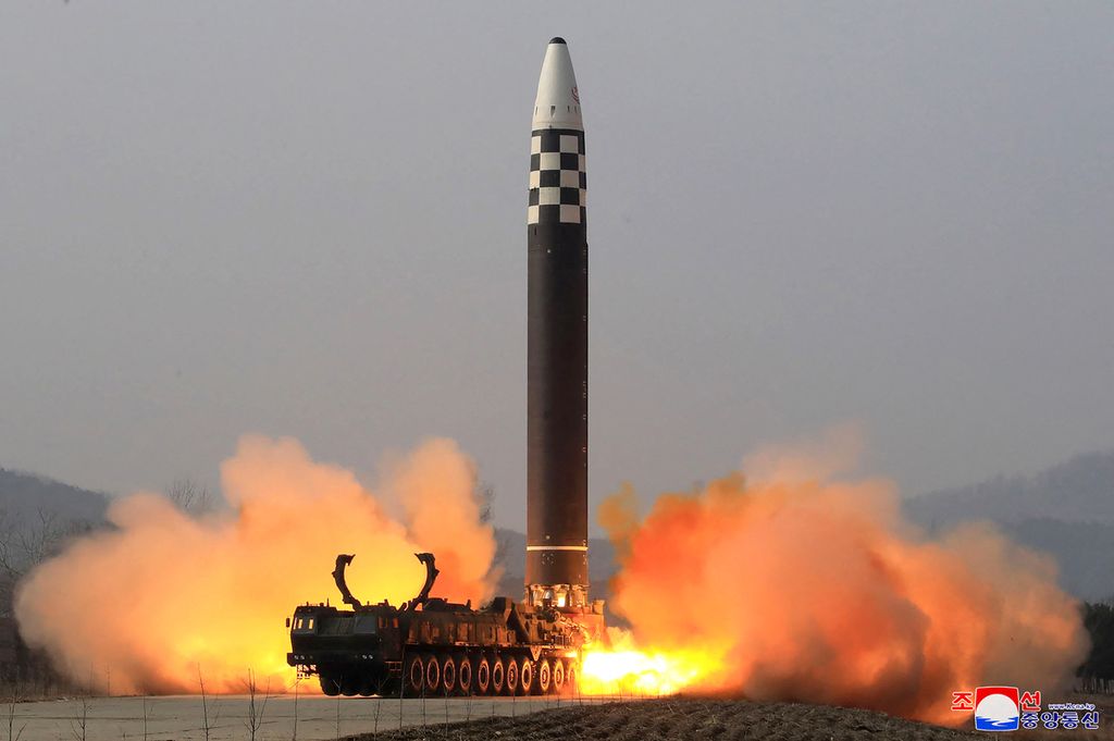 Foto yang dirilis kantor berita KCNA menunjukkan uji peluncuran rudal balistik antarbenua tipe baru, Hwasong-17, pada 24 Maret 2022 di lokasi yang dirahasiakan di Korea Utara. 