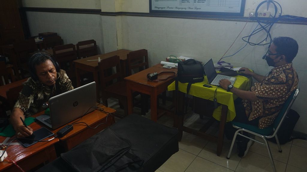 Sejumlah guru menjalankan pembelajaran jarak jauh, di SD Pangudi Luhur Santo Valentinus, Kota Surakarta, Jawa Tengah, Rabu (2/2/2022). Metode tersebut ditempuh akibat adanya temuan kasus positif Covid-19 di lingkungan sekolah itu.