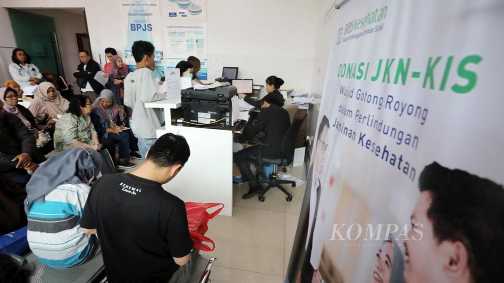 Warga mengurus kelengkapan administrasi untuk mendapatkan tanggungan biaya Badan Penyelenggara Jaminan Sosial (BPJS) Kesehatan di RS Siloam Semanggi, Jakarta, November 2018. 