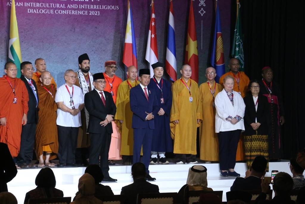 Presiden RI Joko Widodo, Ketua Umum PBNU KH Yahya Cholil Staquf, beserta tamu undangan pemuka agama saat berfoto bersama dalam Pembukaan ASEAN Intercultural and Interreligious Dialogue Conference 2023 di Jakarta, Senin (7/8/2023). 