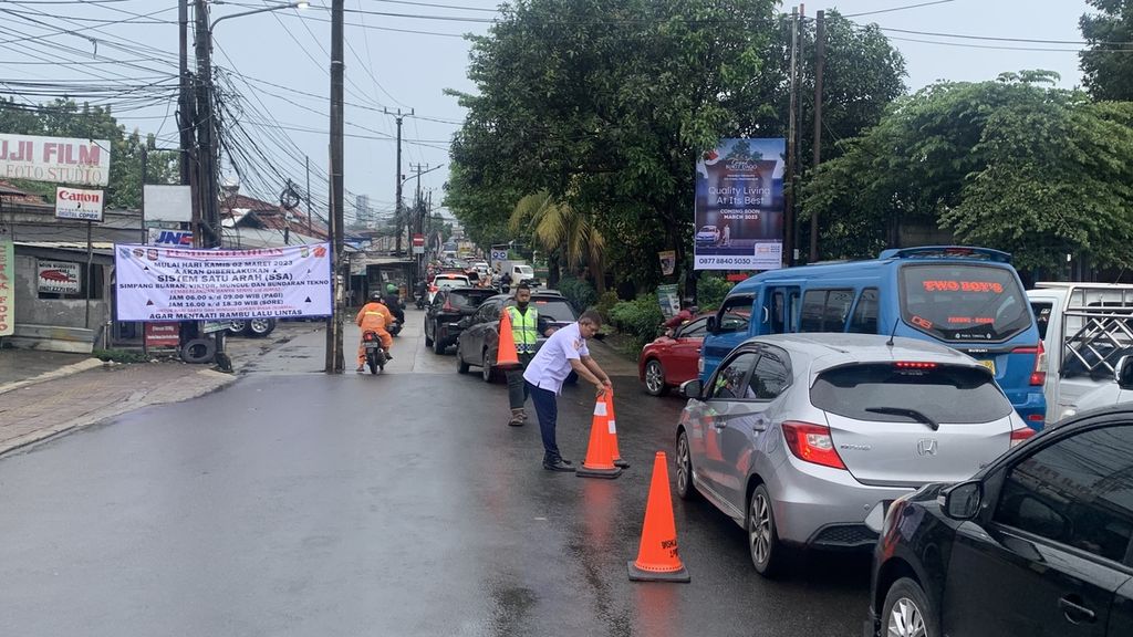  Suasana lalu lintas dari arah perempatan viktor menuju Jalan Ciater Barat, Tangerang Selatan, pada hari pertama pemberlakuan SSA, Kamis (2/3/2023).