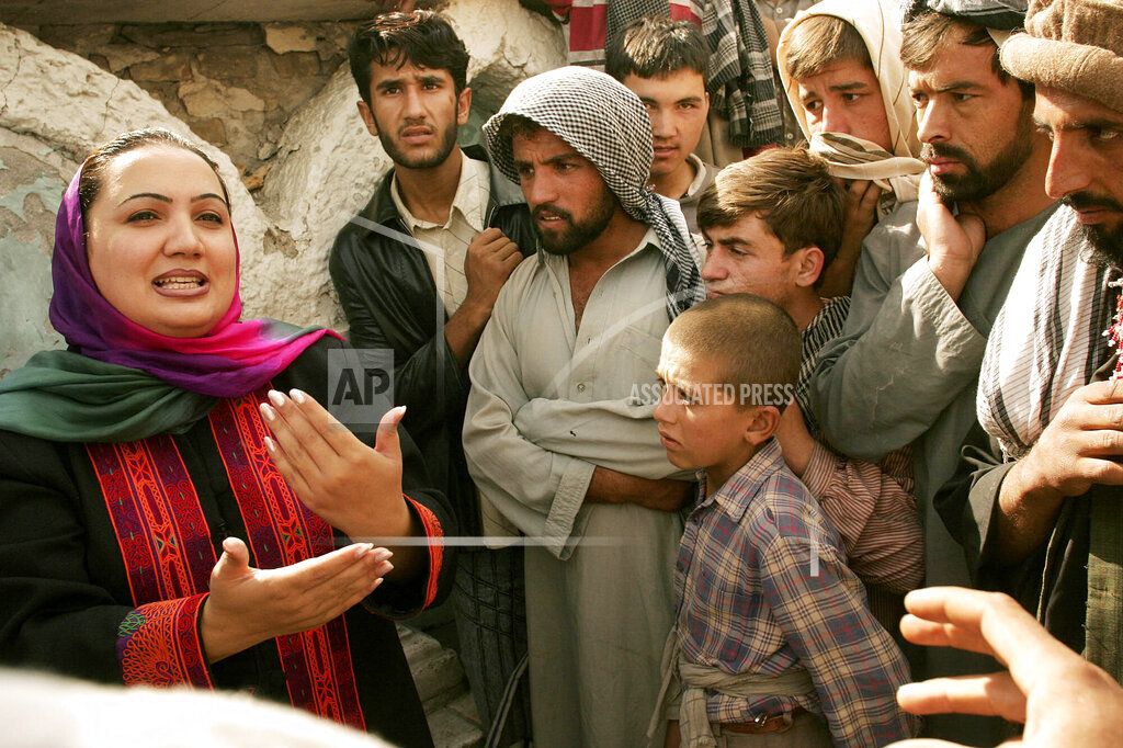 Dalam foto 11 September 2005 ini tampak Shukria Barakzai, tokoh perempuan Afghanistan, mengunjungi buruh harian saat kampanyenya menjadi calon anggota parlemen  di Kabul, Afghanistan. Delegasi Taliban hendak bertemu tokoh perempuan Afghanistan di Oslo, Norwegia, Minggu (23/1/2022).
