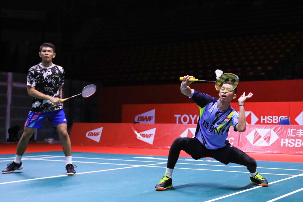 Fajar Alfian/Muhammad Rian Ardianto (right) trains at the Nimibutr Arena, Bangkok, Thailand, Monday (5/12/2022). In their debut at the BWF World Tour Finals, they were placed as the first seed.