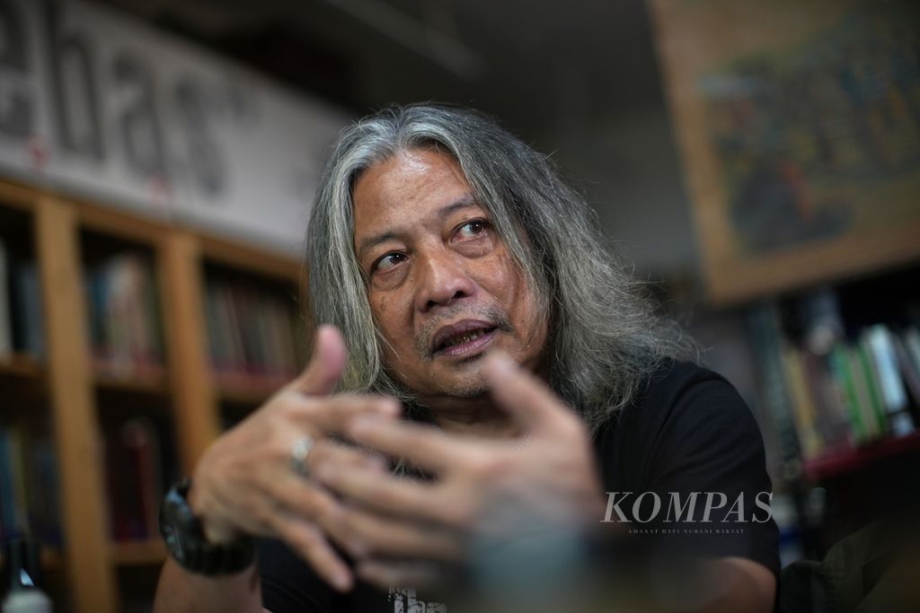 Pewarta foto senior, Oscar Motuloh, di Yayasan Matawaktu, Jakarta Selatan, Rabu (28/2/2024). 