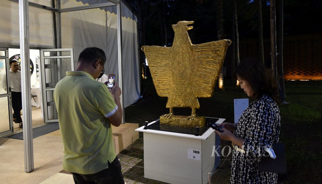 "Garuda" karya Yunizar dipamerkan dalam Art Jakarta Gardens 2023 di Hutan Kota Plataran, Senayan, Jakarta, Selasa (7/2/2023). 