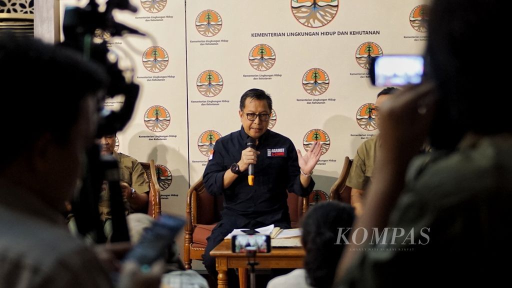 Direktur Jenderal Penegakan Hukum Kementerian Lingkungan Hidup dan Kehutanan (KLHK) Rasio Ridho Sani saat konferensi pers terkait penanganan kasus pencemaran lingkungan di Kementerian LHK, Jakarta, Senin (14/8/2023).