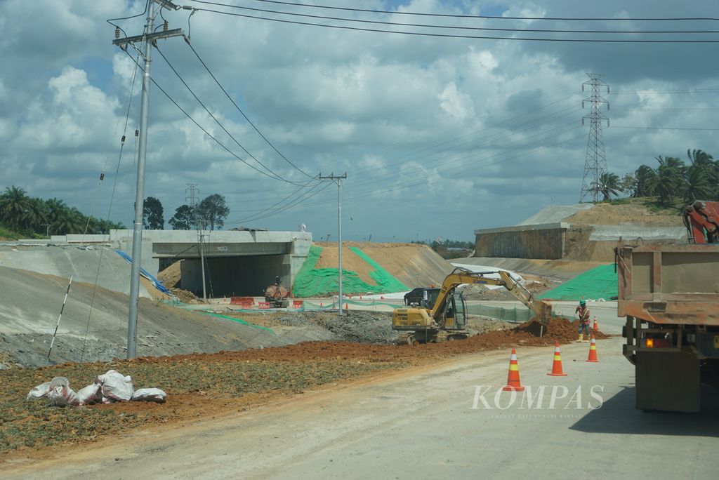 Suasana pembangunan jalan akses di Bandara Ibu Kota Nusantara (IKN) di Penajam Paser Utara, Kalimantan Timur, Jumat (13/9/2024).