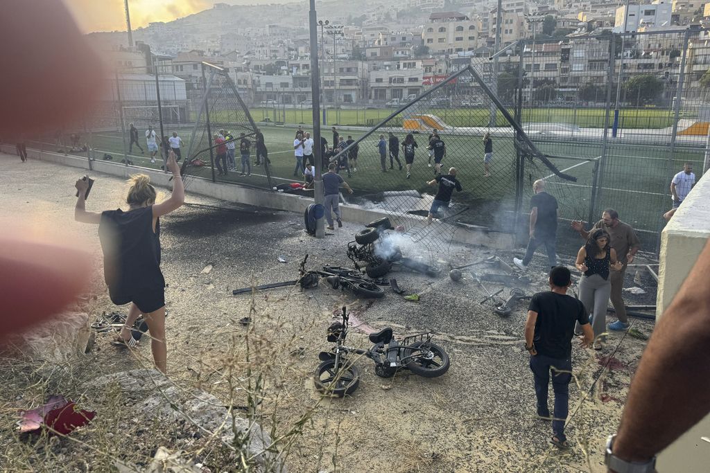 Warga bergegas menolong anak-anak yang terkena serangan roket di Majdal Shams, Dataran Tinggi Golan yang diduduki Israel, Sabtu (27/7/2024).  