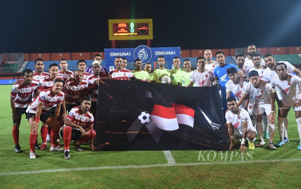 Pemain PSM Makassar dan Madura United bersama wasit memegang spanduk sebelum laga BRI Liga I 2022-2023 di Gelora Madura Ratu Pamelingan, Pamekasan, Jawa Timur, Sabtu (31/3/2023). PSM Makassar berhasil menjadi juara BRI Liga I setelah laga melawan Madura United. Dalam laga tersebut PSM menang melawan Madura United dengan skor 3-1. PSM Makassar kembali menjadi juara setelah 23 tahun. 