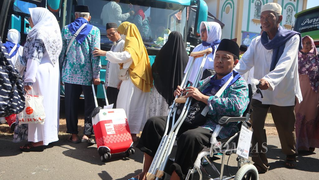 Seorang calon anggota jemaah menggunakan kursi roda saat menuju bus di Asrama Haji Watubelah, Kabupaten Cirebon, Jawa Barat, Rabu (31/5/2023). Sebanyak 241.000 anggota jemaah dari Indonesia  akan berangkat ke Tanah Suci pada musim haji 2024, 