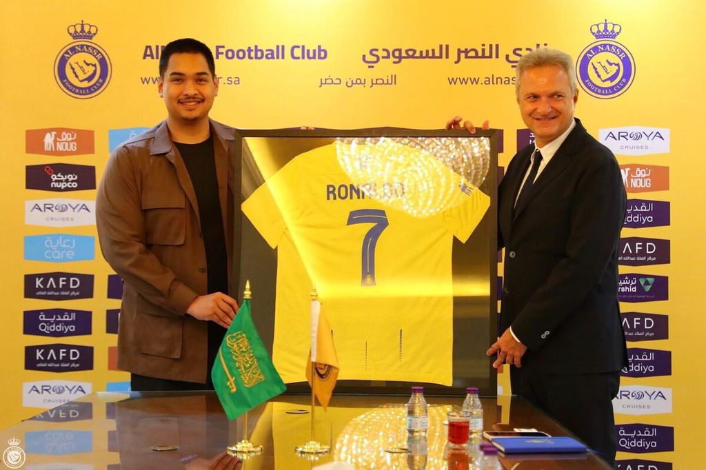 Al Nassr Club CEO, Guido Fienga, presented a souvenir in the form of a club's star jersey of Al Nassr to the Minister of Youth and Sports of Indonesia, Dito Ariotedjo, during a working visit to Al Nassr Club Headquarters in Riyadh, Saudi Arabia, on Tuesday (30/4/2024).