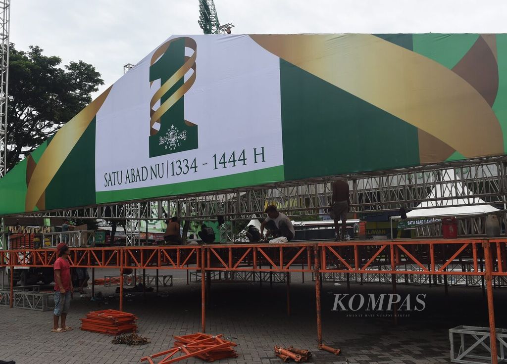 Pekerja menyiapkan panggung untuk acara Satu Abad Nahdlatul Ulama di kompleks Stadion Gelora Delta, Sidoarjo, Jawa Timur, Jumat (3/2/2023). 