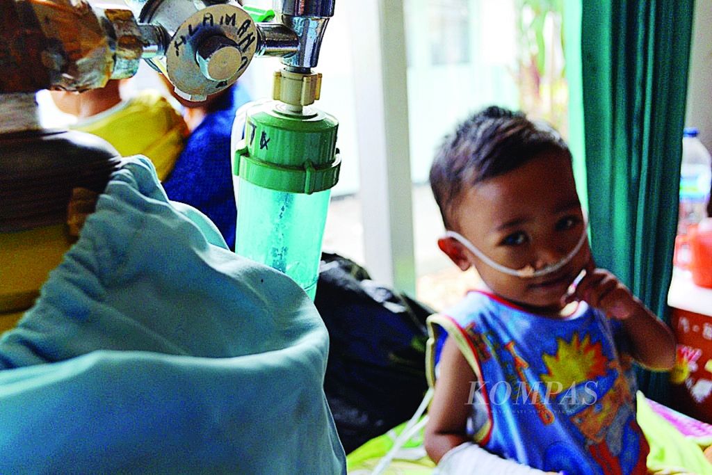 Aldo (3), bocah penderita talasemia mayor asal Lampung, menjalani transfusi darah dan perawatan di RSUD Abdul Moeloek, Lampung, Rabu (27/7).