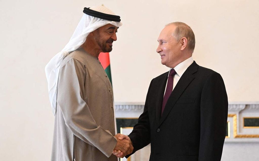 Presiden Uni Emirat Arab Sheikh Mohammed bin Zayed al-Nahyan bertemu dengan Presiden Rusia Vladimir Putin di Saint Petersburg, Rusia, Selasa (11/10/2022).  