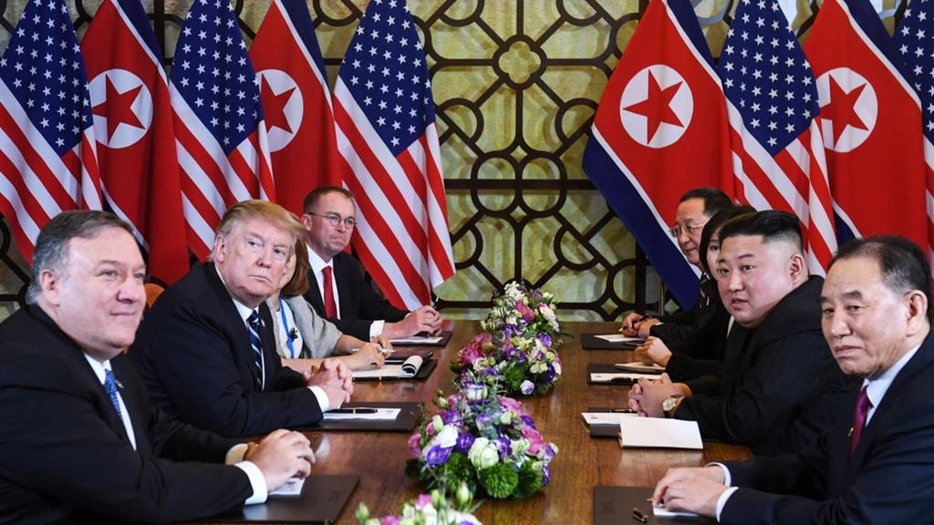 Presiden Amerika Serikat (AS) Donald Trump (kedua kiri) dan Pemimpin Korea Utara (Korut) Kim Jong Un (kedua dari kanan) bersama anggota delegasi lainnya saat mengadakan pertemuan bilateral dalam pertemuan tingkat tinggi antara AS-Korut di Hotel Metropole, Hanoi, Vietnam, Kamis (28/2/2019). Pertemuan tingkat tinggi antarkedua negara yang berlangsung sejak Rabu (27/2/2019) itu berakhir tanpa kesepakatan. 