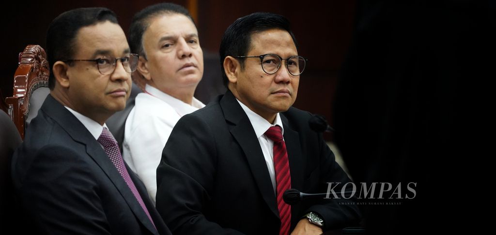 Pasangan calon presiden dan calon wakil presiden Anies Baswedan (kiri)-Muhaimin Iskandar (kanan) yang merupakan pihak pemohon saat sidang pendahuluan perkara Perselisihan Hasil Pemilihan Umum  Pemilihan Presiden dalam Pemilu 2024 di Mahkamah Konstitusi, Jakarta, Rabu (27/3/2024). 