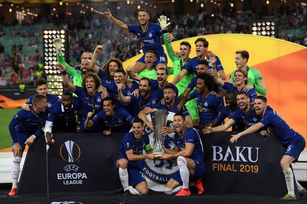 Para pemain Chelsea merayakan keberhasilan meraih trofi Liga Europa setelah mengalahkan Arsenal pada pertandingan final di Stadion Olimpia Baku, Azerbaijan, Kamis (30/6/2019). Dalam pertandingan tersebut, Chelsea menghajar Arsenal, 4-1. 