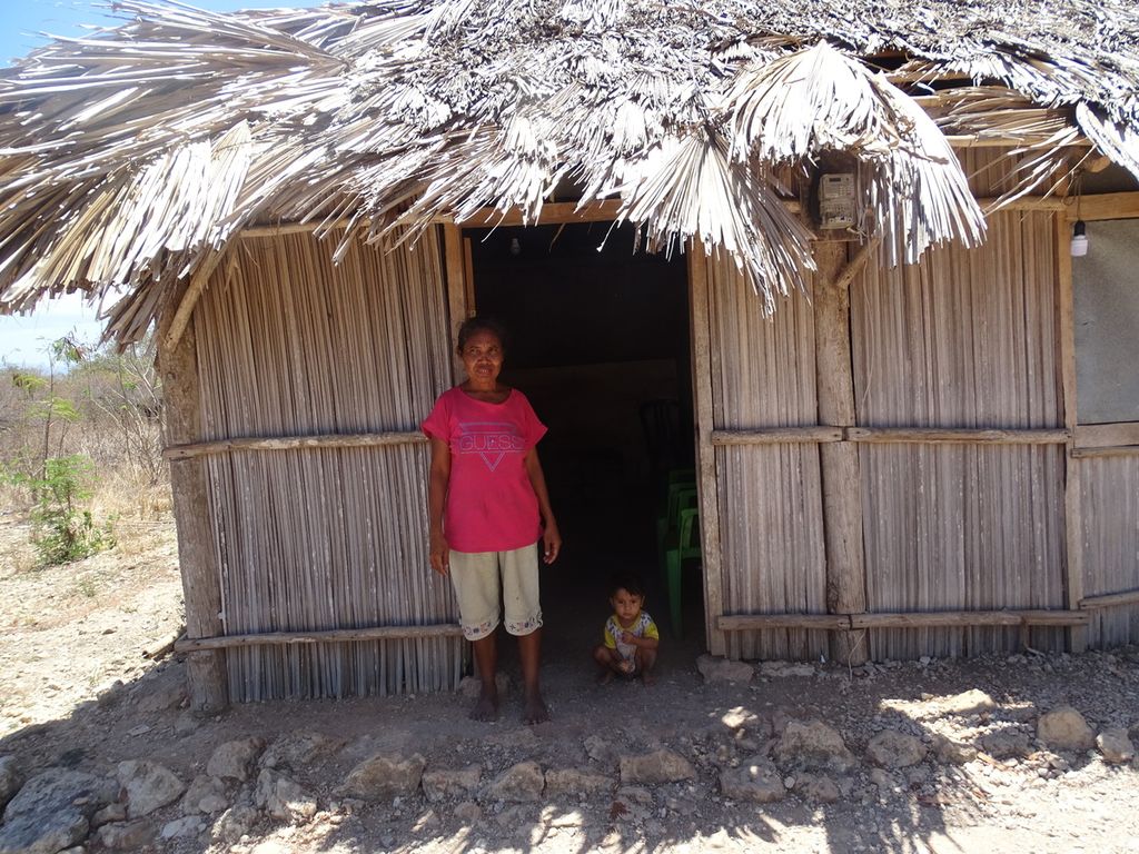 Ny Magdalena Natonis (52) sedang berdiri di depan rumah gubuknya di Desa Raknamo, Kabupaten Kupang, Agustus 2020.