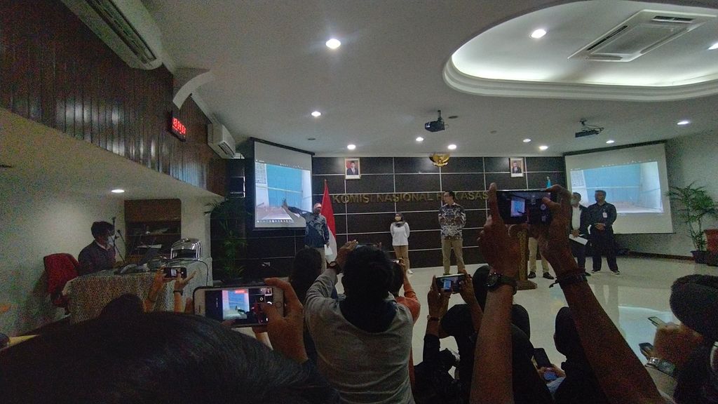 Mohammad Choirul Anam tengah menunjukkan foto bukti ukuran pintu kecil tribune yang terbuka, dalam konferensi pers di kantor Komnas HAM, Jakarta, Rabu (12/10/2022).
