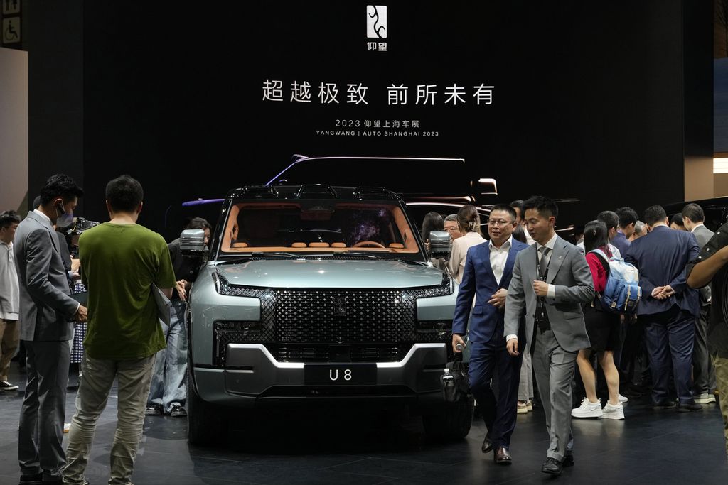 Pengunjung mengerubungi kendaraan baru dari pabrikan otomotif China BYD, U8, saat diperkenalkan di Pameran Otomotif Shanghai, China, Rabu (19/4/2023). 
