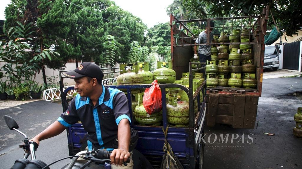 Pekerja membongkar muat tabung elpiji 3 kilogram di kawasan Kembangan, Jakarta Barat. Foto diambil Januari 2019.