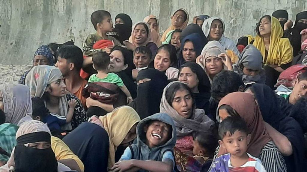 Pengungsi Rohingya berada Pantai Ujung Kareung, Kecamatan Sukajaya, Kota Sabang, Provinsi Aceh, 22 November 2023. Arus kedatangan pengungsi etnis Rohingya asal Myanmar ke Provinsi Aceh memicu penolakan dari warga setempat.