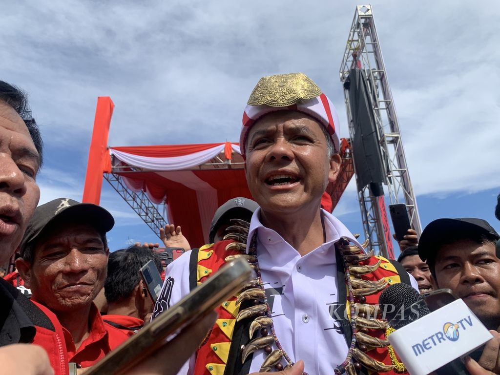 Capres nomor urut 3, Ganjar Pranowo, memberikan keterangan kepada wartawan seusai menghadiri pesta rakyat bersama masyarakat Dayak di Pontianak, Kalimantan Barat, Rabu (31/1/2024).