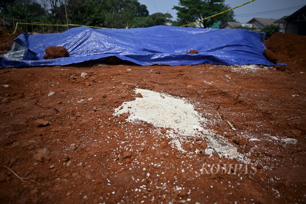 Butir-butir beras berserakan di lokasi ditemukannya berkarung-karung beras yang dikubur di sebuah lahan kosong di Jalan Tugu Jaya, Kelurahan Tirtajaya, Kecamatan Sukmajaya, Kota Depok, Jabar, Minggu (31/7/2022) siang.