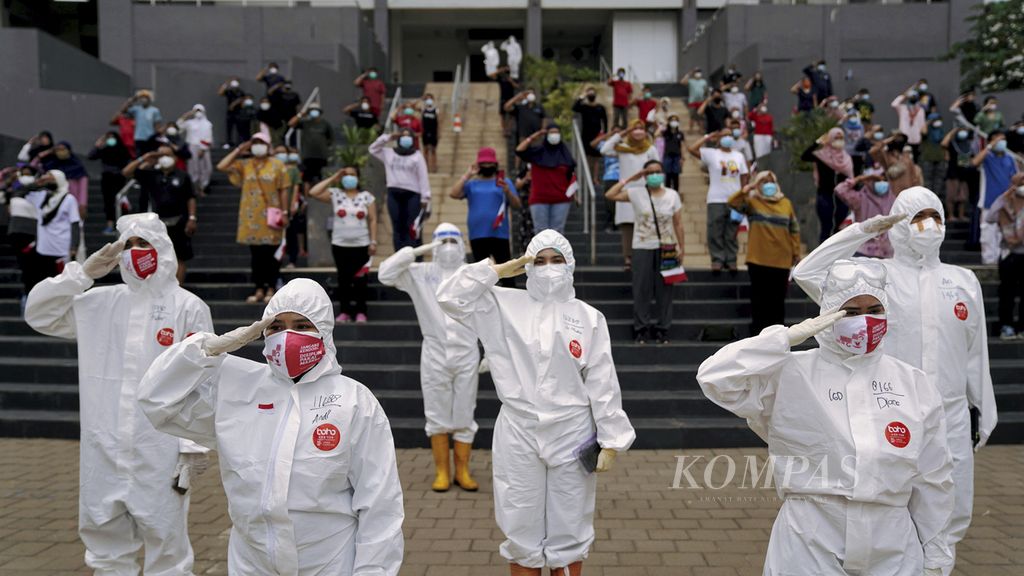 Tenaga kesehatan dan pasien Covid-19 memberikan hormat pada bendera Merah Putih saat mengikuti upacara perayaan HUT Ke-76 RI di Rumah Sakit Darurat Covid-19 (RSDC) Wisma Atlet Kemayoran, Jakarta, Selasa (17/8/2021). 