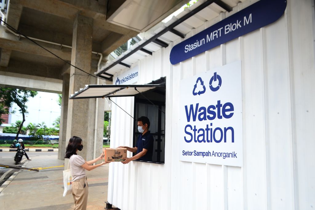 Penggunaan <i>waste station</i> dari Rekosistem di Jakarta. Rekosistem merupakan perusahaan rintisan baru yang menawarkan jasa pengelolaan sampah, mulai dari pengumpulan, pemilahan, hingga daur ulang.