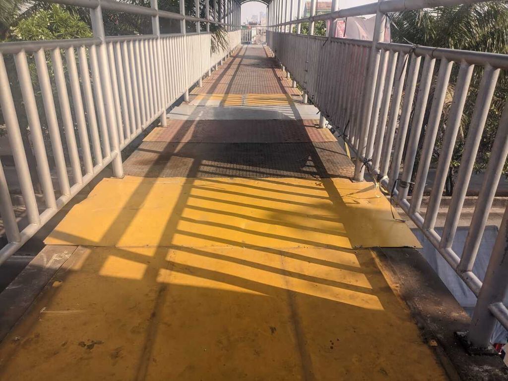 The Jakarta DKI Public Works Agency has installed yellow iron plates to repair the hole in the pedestrian overpass at Daan Mogot Kilometer 12.8, Cengkareng, West Jakarta, after it was previously stolen on Wednesday (8/9/2023).