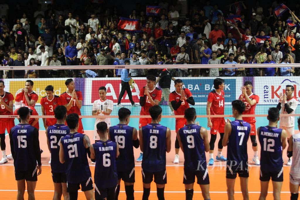Tim Kamboja memberikan dan tim Indonesia saling memberi hormat usai laga final bola voli putra SEA Games 2023 di Phnom Penh, Kamboja, Senin (8/5/2023).