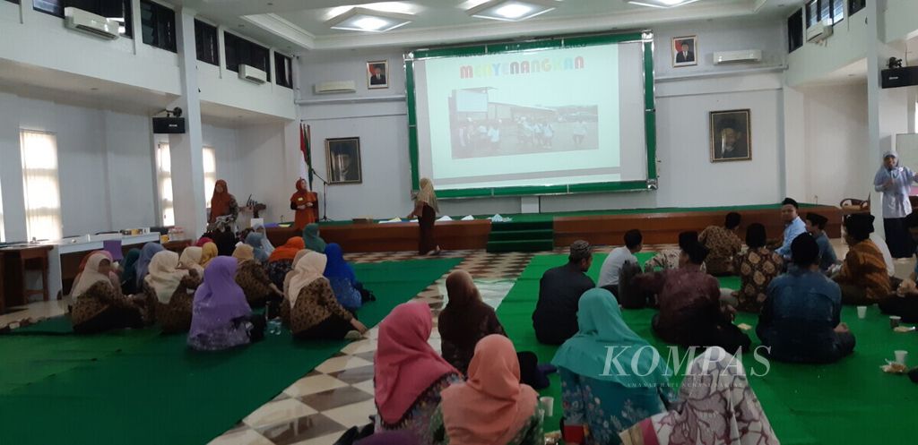 Para pengajar di lingkungan Yayasan Pondok Pesantren Tebuireng Jombang tengah belajar pendekatan baru dalam pendidikan lewat Gerakan Sekolah Menyenangkan, dari Kamis (20/12/2018) hingga Sabtu (22/12/2018) di Jombang, Jawa Timur.