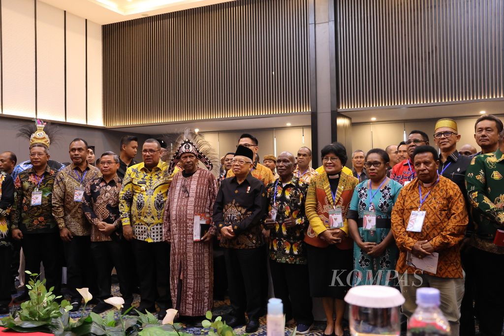Wakil Presiden Mauf Amin berfoto bersama para tokoh masyarakat, tokoh adat, dan tokoh pemerintahan Provinsi Papua Barat Daya seusai berdialog di Kota Sorong, Minggu (16/7/2023).