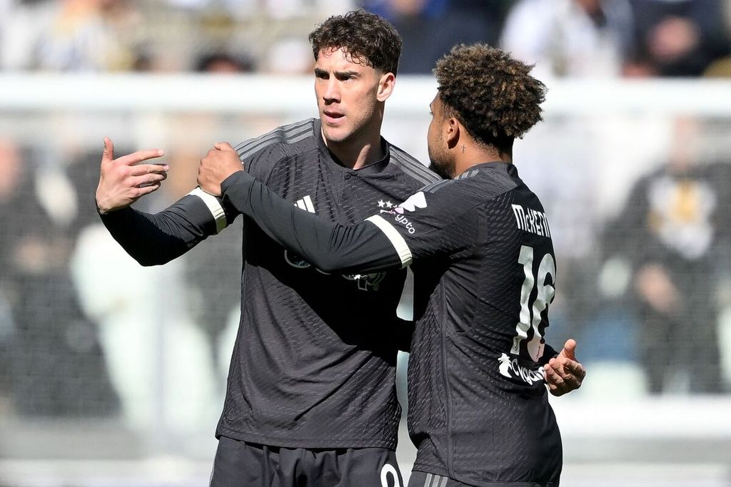 Pemain Juventus, Dusan Vlahovic (kiri) bersama Weston McKennie, merayakan golnya ke gawang Frosinone pada laga Liga Italia di Stadion Allianz, Turin, Minggu (25/2/2024). Juventus menang dengan skor 3-2.