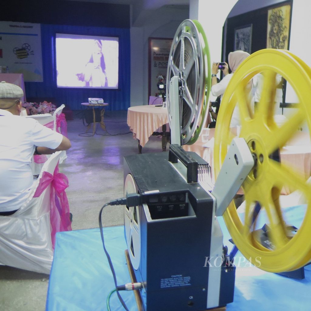 Pemutaran film lawas di Museum Bioskop Tempoa, Kota Jambi, Kamis (26/10/2023). Pemutaran dengan pita seluloid 16 mm itu menyemarakkan terbentuknya Komunitas Pecinta Museum Sejarah dan Budaya Jambi.