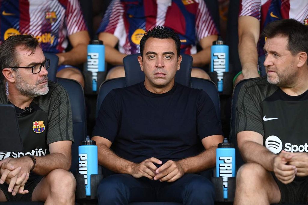 Pelatih Barcelona Xavi Hernandez (tengah) di bangku tim pada laga trofi Joan Gamper antara Barcelona dan Tottenham Hotspur di Stadion Olimpiade Lluis Companys, Barcelona, 8 Agustus 2023. 
